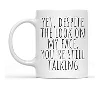 Dxcvbrds Taza de café para tu mamá, papá, hermana o hermano pero a pesar de la mirada en mi cara, todavía estás hablando, taza de cerámica blanca de 325 ml, RCTT9918