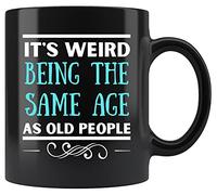 Dxcvbrds Taza divertida con texto en inglés "It's Weird Being The Same Age As Old People" de 325 ml, taza de cumpleaños, color negro, 325 ml