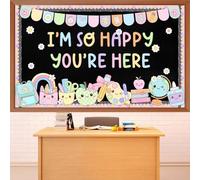 Eaasty Juego de tablón de anuncios de regreso a clases, con texto en inglés "So Happy You're Here" para decoración de aula, cuaderno de composición, lápiz, cara feliz, margaritas recortadas para el