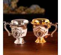 Eawfgtuw Copa de licor de aleación vintage con asa y base de copa, copa de vino de metal retro hecha a mano para decoración del hogar y uso en bares, varios estilos de colores disponibles (oro cien)