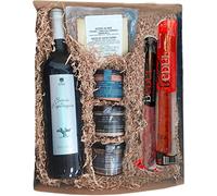 Económica cesta de Navidad para regalo con vino y productos gourmet, chorizo y salchichón Ibéricos bellota y cuña de queso de oveja curado.