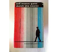 Ein Mann geht durch die Nacht
