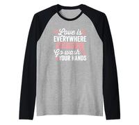El Amor está en Todas Partes, así Que la Gripe Ve a lavarte Las Manos oscuras Camiseta Manga Raglan