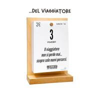 El calendario del viajero 2026| Un año de emociones recuerdos y anécdotas | con soporte de madera | En caja de regalo | 10 x 14 cm | Made in Italy