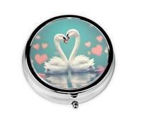 El cisne enamorado. Este pequeño pastillero redondo es un organizador portátil de medicamentos de viaje con tres compartimentos para almacenar medicamentos diarios.
