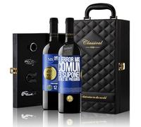 «El error más común es suponer en vez de preguntar» Mensaje en una Botella. Estuche-Maletín de LUJO 2x Vino Tinto Premium Reserva 12 Meses y Set de 4 Accesorios. Etiqueta Azul PERSONALIZABLE