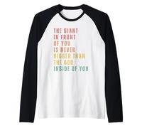 El Gigante Que Tienes Delante Nunca Es Más Grande Que Dios. Camiseta Manga Raglan