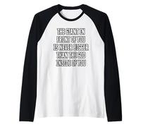 El Gigante Que Tienes Delante Nunca Es Más Grande Que Dios. Camiseta Manga Raglan