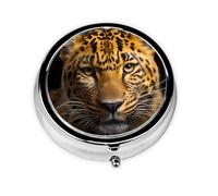 El leopardo de ojos profundos. Este pequeño pastillero redondo de viaje de tres compartimentos es perfecto para almacenar medicamentos diarios, vitaminas y sobre la marcha.