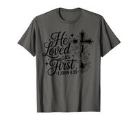Él Nos amó la Primera Cruz de fe Cristiana Inspirada en Las Escrituras Camiseta