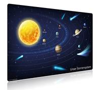 El protector de escritorio original para niños - "Sonnensystem Weltall" Planetas, espacio en alemán - de vinilo premium para una sensación ergonómica de escritura - 65 x 40 cm - lavable - Fabricado en