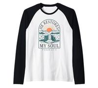 Él restaura mi Alma - Salmo 23:3 Retro Mountain Christian Camiseta Manga Raglan