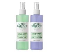 El set de 2 sprays faciales Mario Badescu incluye un spray facial de aloe, manzanilla y lavanda, adem s de un spray facial de aloe, pepino y t v
