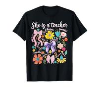 Ella es una maestra coqueta arco feliz primer día de regreso a la escuela Camiseta