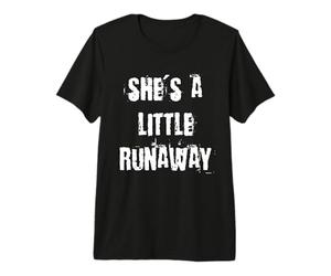 Ella es una pequeña fugitiva Camiseta Premium
