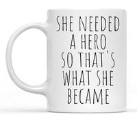 Ella necesitaba un héroe, así que en eso se convirtió. Tazas de café, taza de café novedosa, taza de té de cerámica con impresión de doble cara para mamá, papá, amigo, esposa, esposo, regalo de 11 oz.