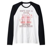 Ella tiene un libro para cada situación Camiseta Manga Raglan