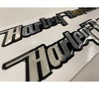 Emblema logo decal dimensiones compatibles con los modelos Harley D. Par de adhesivos resinados, efecto 3D. Para depósito, casco, bolsas laterales. (cromo espejo)
