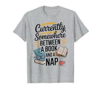 En algún Lugar Entre un Libro y una Lectura acogedora para una Siesta Camiseta