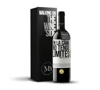 «En la cama no tengo límites Anoche me caí 2 veces» Mensaje en una Botella. Vino Tinto Premium Reserva 12 Meses + Gift Box. Etiqueta Blanca PERSONALIZABLE