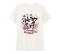 En La Espera Dios Está Trabajando Mariposa Fe Camiseta Premium