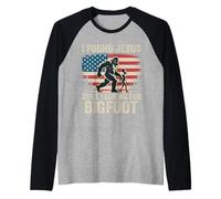 Encontré a Jesús todavía Buscando Bigfoot Retro American Flag Camiseta Manga Raglan
