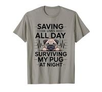 Enfermera Divertida salvando Vidas Todo el día sobreviviendo a mi Pug por la Noche Camiseta