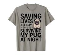 Enfermera Divertida salvando Vidas Todo el día sobreviviendo a mi Pug por la Noche Camiseta