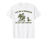 Entra en el carroñero Vamos a Thrifting Raccoon Driving Car Camiseta