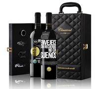 «Envejece con recuerdos no con sueños» Mensaje en una Botella. Estuche-Maletín de LUJO 2x Vino Tinto Premium Reserva 12 Meses y Set de 4 Accesorios. Etiqueta Negra PERSONALIZABLE