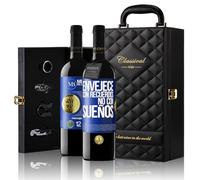 «Envejece con recuerdos no con sueños» Mensaje en una Botella. Estuche-Maletín de LUJO 2x Vino Tinto Premium Reserva 12 Meses y Set de 4 Accesorios. Etiqueta Azul PERSONALIZABLE