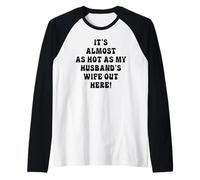 Es casi tan caliente como la esposa de mi marido aquí Camiseta Manga Raglan