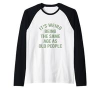 Es raro tener la misma edad que los ancianos. Camiseta Manga Raglan