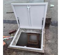 Escotilla de techo de acero galvanizado con recubrimiento en polvo con amortiguador de gas para un fácil acceso al ático, sótano o sótano
