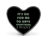 Está bien que tenga todo lo que quiero, broches, alfileres, insignias con forma de corazón, decoración con gráfico, sombrero, ropa y bolso.