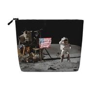 Esta bolsa de cosméticos con estampado de astronauta en la luna de una sola capa cuenta con un diseño categorizado para almacenar tus instrumentos de escritura, suministros de arte y objetos pequeños