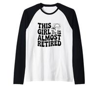 Esta Chica está Casi jubilada Humor Divertido de jubilación Camiseta Manga Raglan