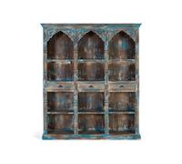 Esta librería de estilo exótico es una pieza de mobiliario impresionante, cuidadosamente tallada a mano y pintada.