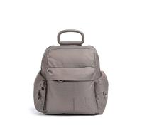 Esta mochila casual de Mandarina Duck es perfecta para mujeres urbanas en movimiento, combinando estilo con funcionalidad práctica. Está fabricada con poliéster suave y un forro sintético, lo que la h