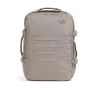 Esta mochila de viaje de Cabin Zero está diseñada para aventureros urbanos y viajeros frecuentes que buscan un compañero ligero pero resistente. Fabricada con nylon suave y recubierto con un acabado r