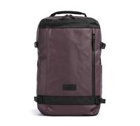 Esta mochila de viaje deportiva de Eastpak está diseñada para exploradores urbanos que buscan un compañero ligero y práctico. Fabricada con poliéster suave y repelente al agua, con un forro sintético,