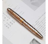 Esta Pluma estilográfica de llenado al vacío Cuenta con un Cuerpo de aleación de Titanio, llenado por pistón diferencial, plumín Chapado en latón y una Punta de Escritura de 0,5 mm. Diseñada