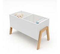 Estantería infantil para libros y juguetes en habitación de niños.
