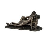 Estatua de bronce de Zeckos Los amantes: Pareja tumbada en la playa