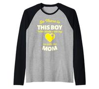 Este chico me robó el corazón, me llama mamá, lindo corazón amarillo Camiseta Manga Raglan