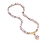 Este collar de perlas naturales de agua dulce cuenta con un colgante barroco rosa de 8-9 mm y un cierre de circonita cúbica dorada con una longitud total de cadena de aproximadamente 59,7 cm. Es una