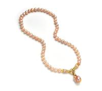 Este collar de perlas naturales de agua dulce cuenta con un colgante barroco rosa de 8-9 mm y un cierre de circonita cúbica dorada con una longitud total de cadena de aproximadamente 59,7 cm. Es una