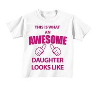 Este es lo que una fantástica hija Looks like camiseta de color blanco rosa texto para bebé disponible en tamaños 0 - 6 meses a 14 - 15 años blanco blanco Talla:12-18 meses