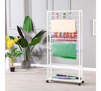 Este Expositor de Tela de Metal con Barras Colgantes Ajustables y Organizador con Ruedas es Ideal para Salas de Costura y Estudios.