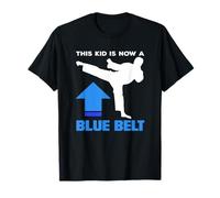 Este niño es Ahora un niño de Artes Marciales de Karate con cinturón Azul Camiseta